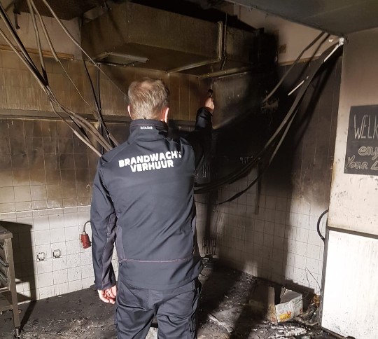 Brandwachten voor na controle na brand